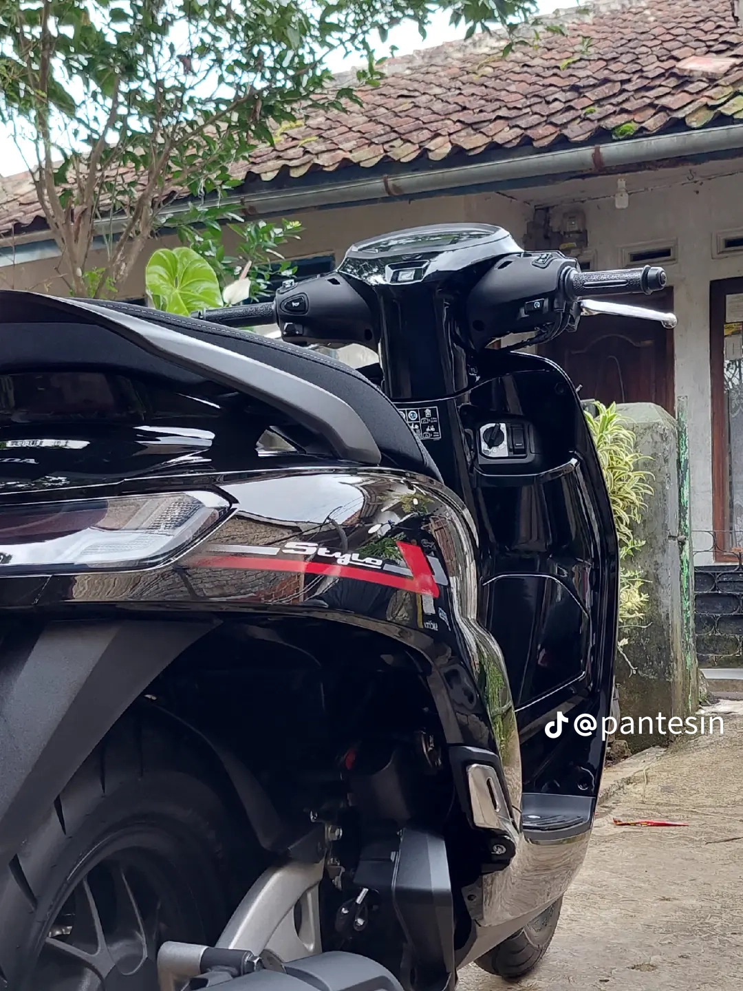 Motor hitam mengkilap