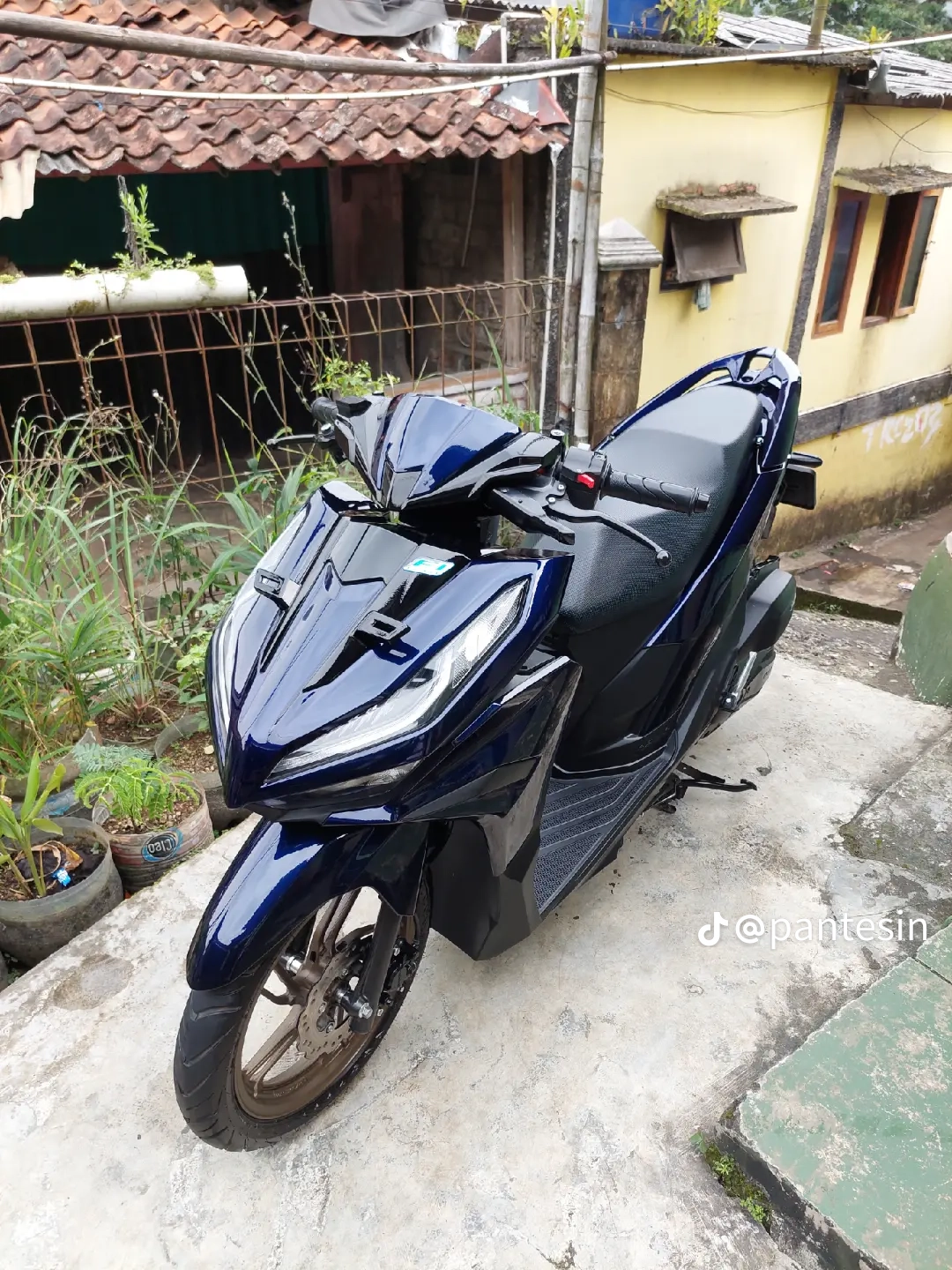 Mobil putih kinclong