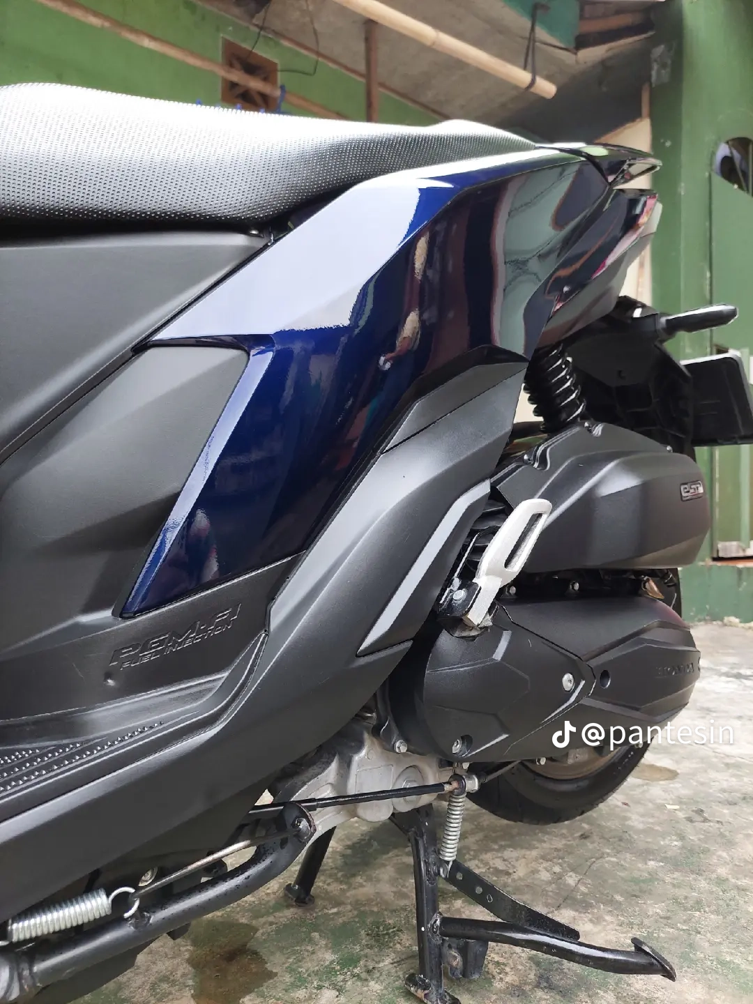 Motor biru samping