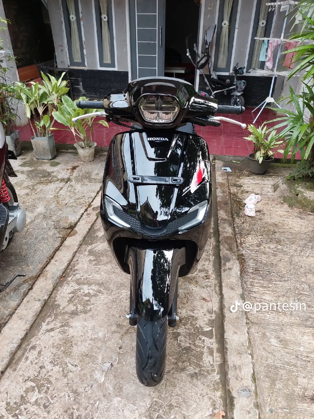 Motor Honda hitam depan