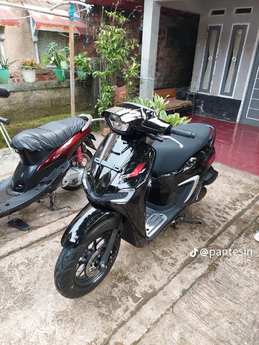 Motor hitam tampak samping